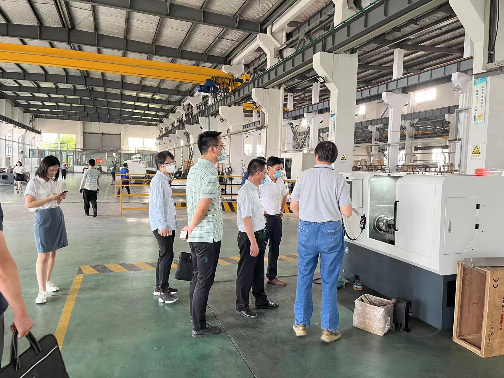 區政府(fǔ)領導來我司(sī)參觀考察，深(shen)入溝通交流(liu)